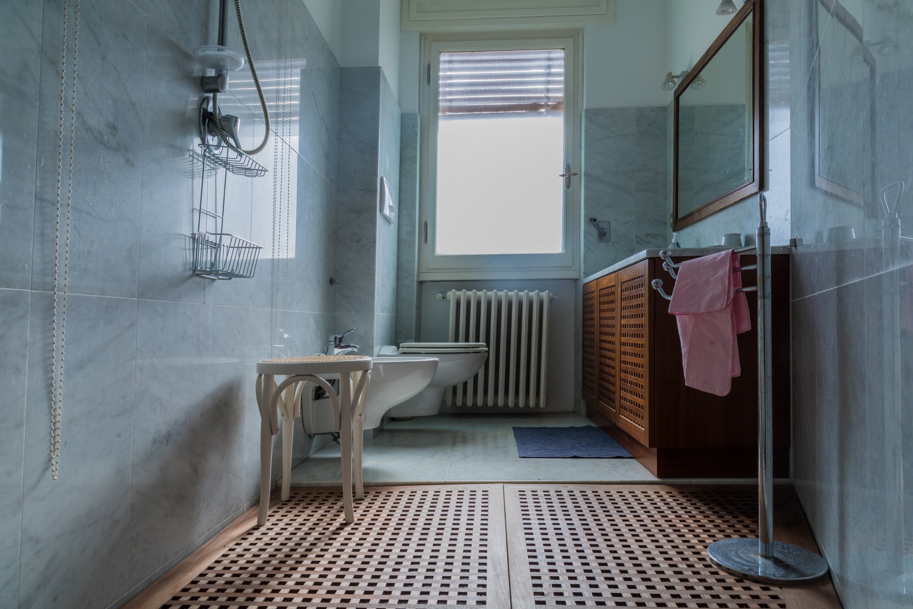 Bagno con finestra vista mare