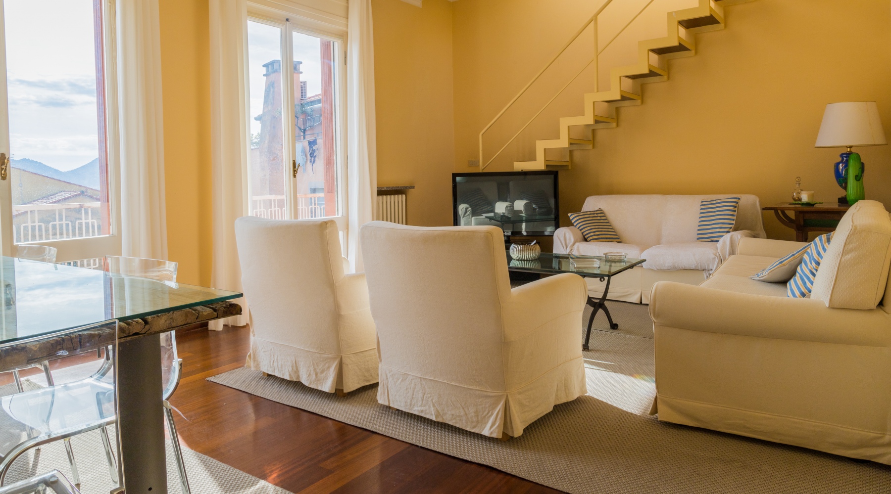 Salotto con balcone vista mare