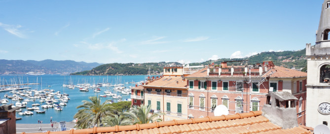 vista mare tra i tetti del centro