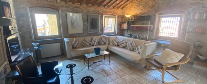 Salotto con travi a vista in dimora storica